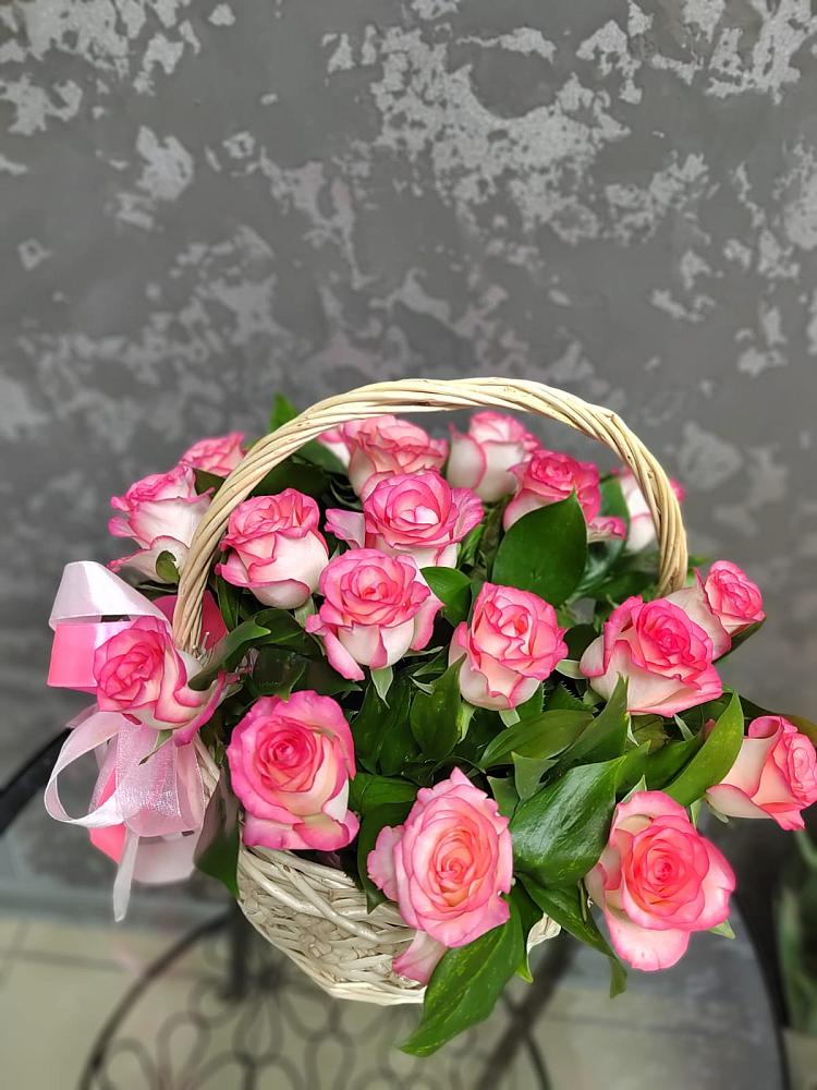 Цветочная композиция из Розы в корзине в Мытищах