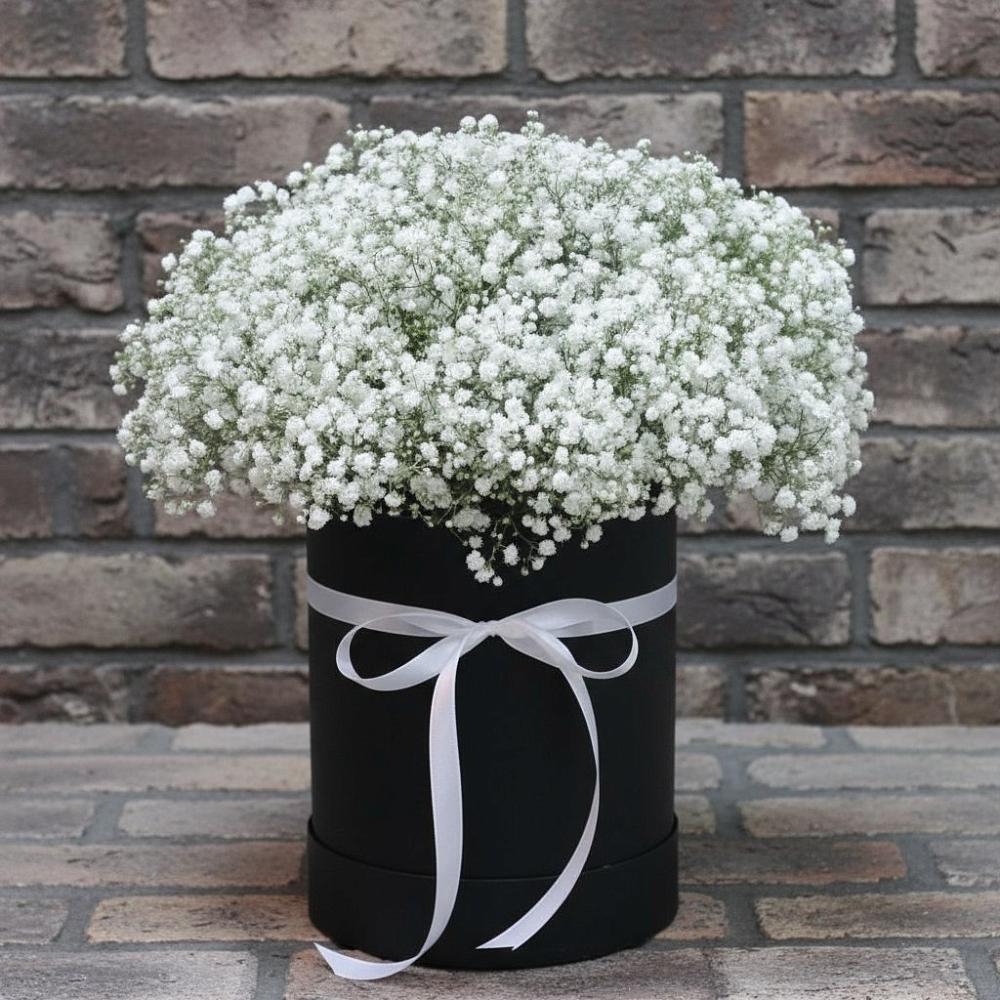 Цветочная композиция из Гипсофила в шляпной коробке в Мытищах