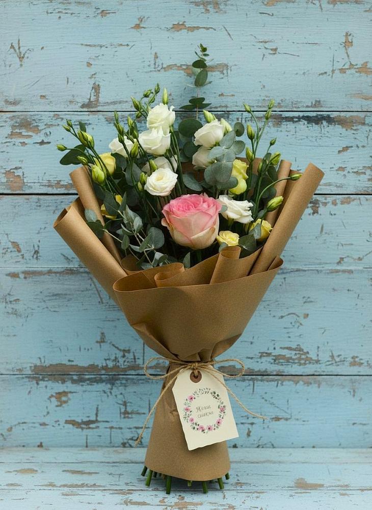 Букет цветов из: Розы и Лизиантусы в Мытищах