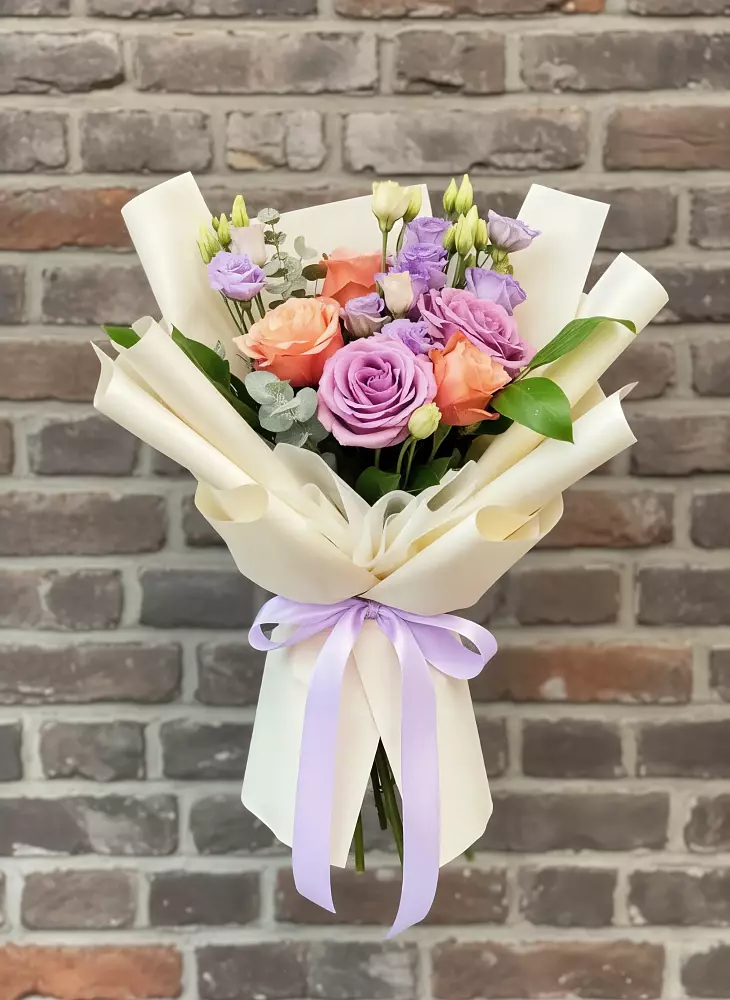 Букет цветов из: Лизиантусы и Розы в Мытищах