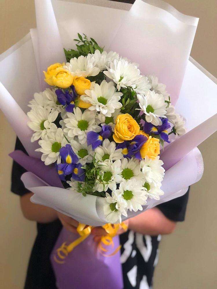 Букет цветов из: Ирисы, Хризантемы и Розы в Мытищах