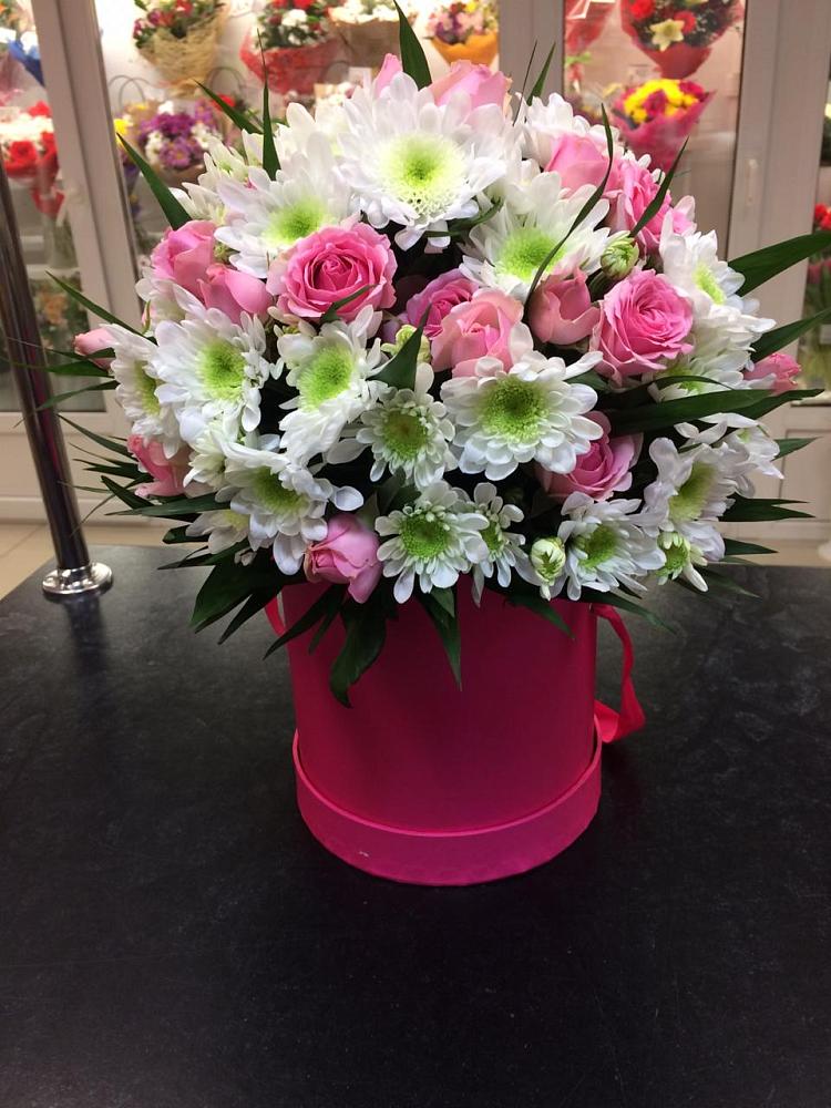 Цветочная композиция из Розы и Хризантемы в шляпной коробке в Мытищах