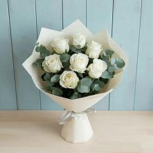 Букет Белые розы в Эвкалипте в Мытищах