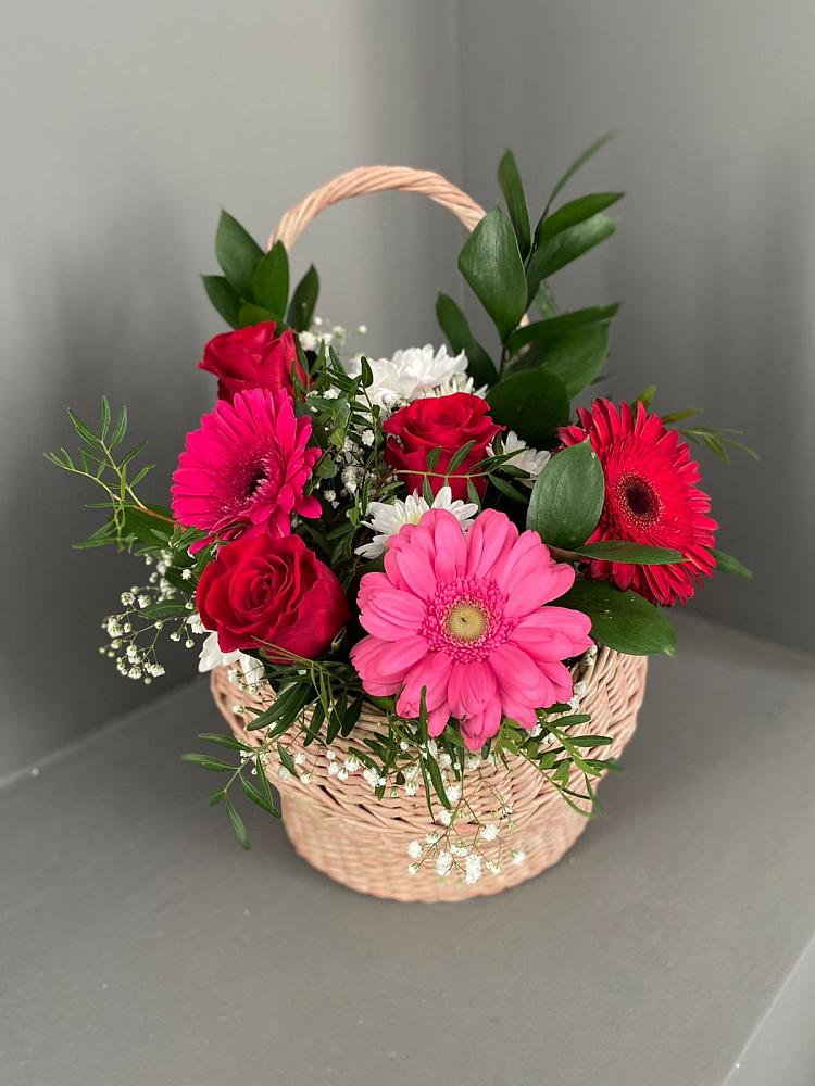 Цветочная композиция из Розы, Хризантемы и Герберы в корзине в Мытищах