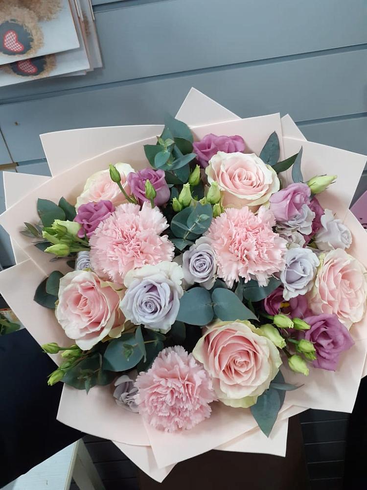 Букет цветов из: Розы, Гвоздики и Лизиантусы в Мытищах