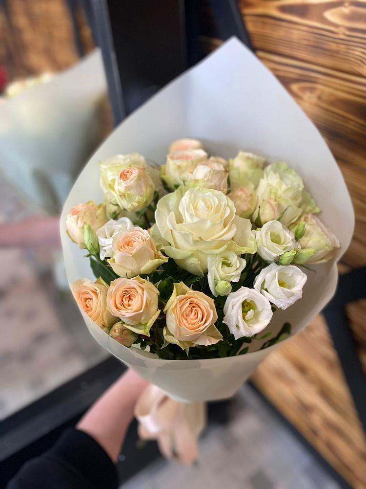 Букет цветов из: Розы и Лизиантусы в Мытищах